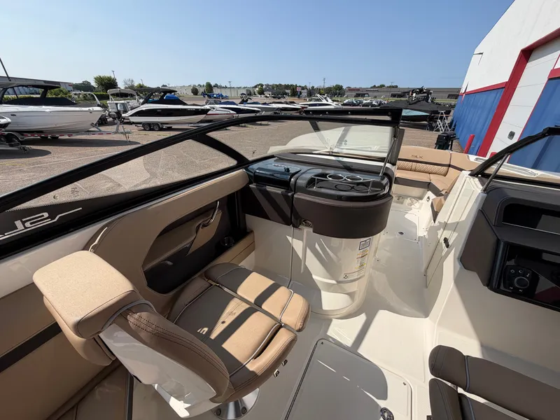Slide: The Image of Sea Ray SLX 280 2016 - 18