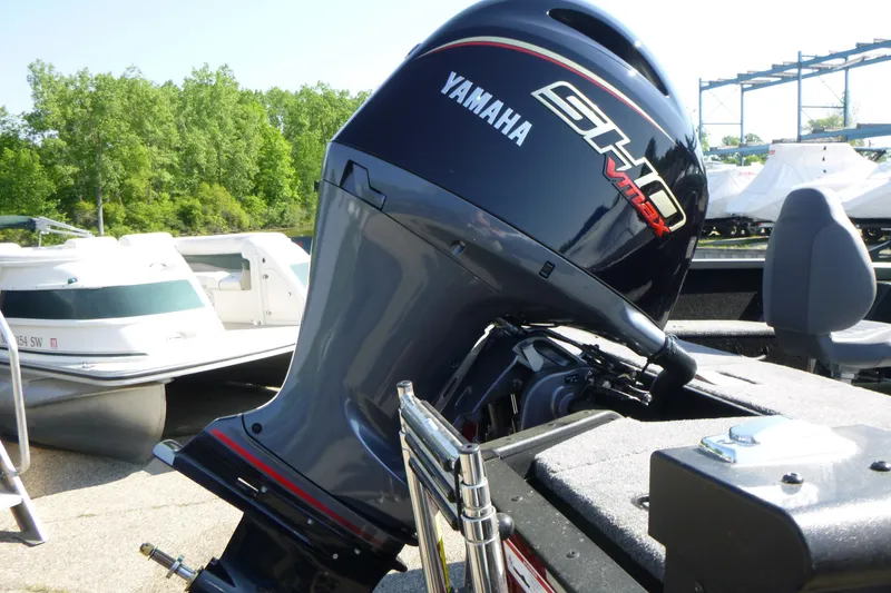 Slide: The Image of 2024 Alumacraft Competitor 185X Sport with Yamaha SHO VMAX outboard motor. - 17