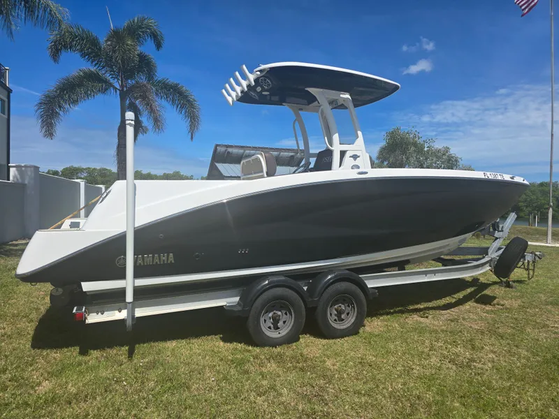 The Image of Yamaha 255 FSH Sport E 2022 on trailer, palm trees in background. - 0