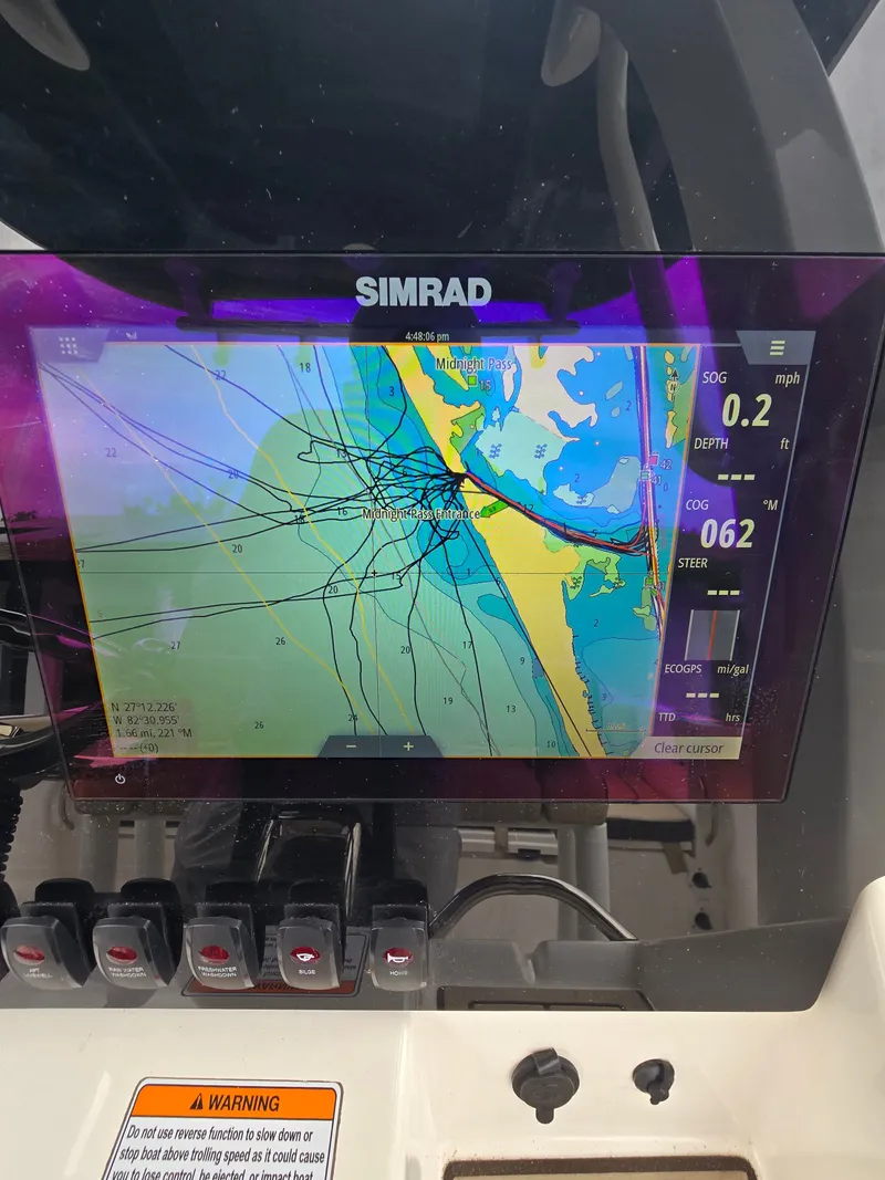 Slide: The Image of Yamaha 255 FSH Sport E 2022 display showing engine hours and RPM. - 10