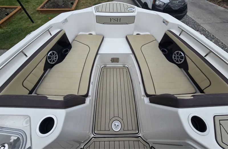 Slide: The Image of Yamaha 255 FSH Sport E 2022 anchor compartment with accessories. - 13