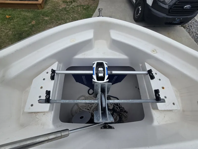 Slide: The Image of Yamaha 255 FSH Sport E 2022 storage with accessories. - 14