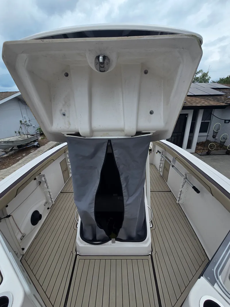 Slide: The Image of Interior of Yamaha 255 FSH Sport E boat, 2022 model. - 17