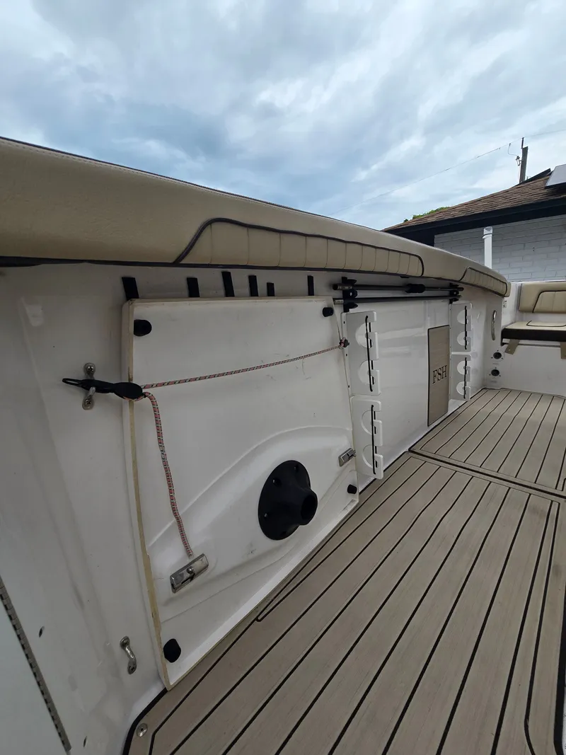 Slide: The Image of Yamaha 255 FSH Sport E 2022, boat deck with cushioned seating. - 19
