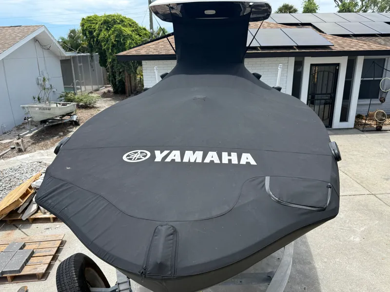 Slide: The Image of Yamaha 255 FSH Sport E 2022 with cover on trailer. - 27