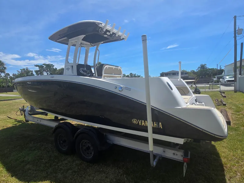 Slide: The Image of Yamaha 255 FSH Sport E 2022 on trailer outdoors. - 3
