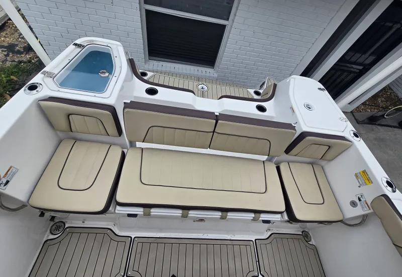 Slide: The Image of Yamaha 255 FSH Sport E 2022 boat seats in beige. - 6