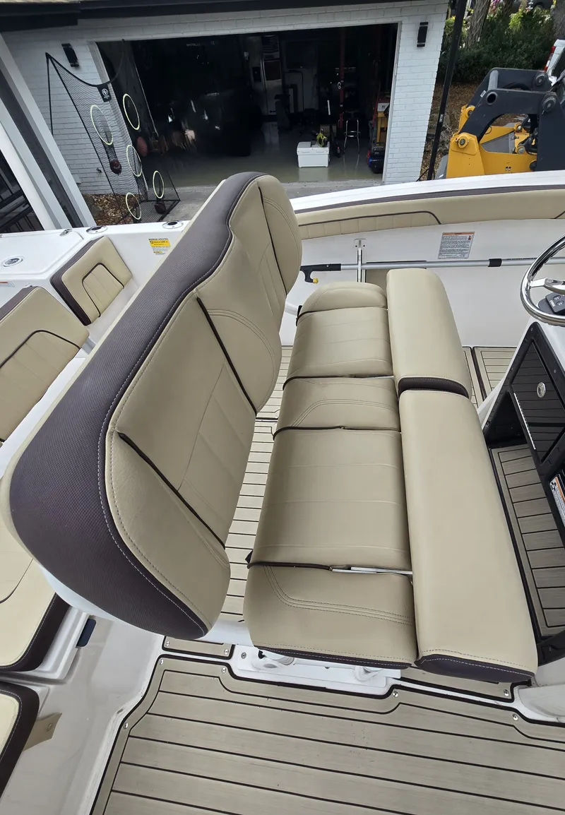 Slide: The Image of Yamaha 255 FSH Sport E 2022 helm with modern electronics. - 7