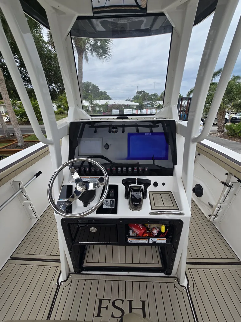 Slide: The Image of Yamaha 255 FSH Sport E 2022 helm with Simrad display. - 8