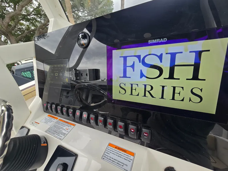 Slide: The Image of Simrad navigation system on Yamaha 255 FSH Sport E 2022 boat. - 9