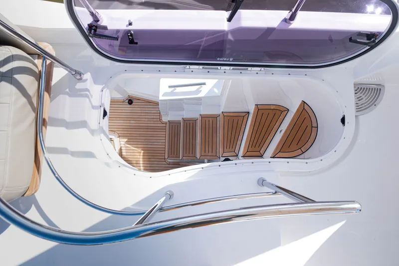Slide: The Image of Azimut 50 Fly 2018, staircase view with wooden finish. - 17
