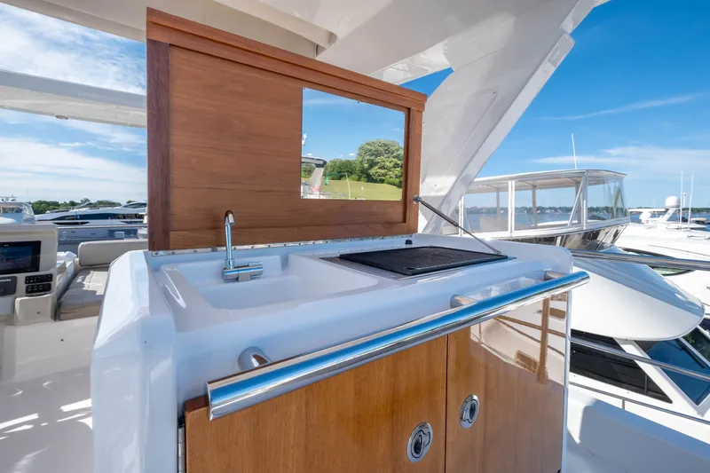 Slide: The Image of Azimut 50 Fly 2018 with outdoor kitchen and sink on deck. - 19