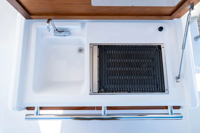 Slide: The Image of Azimut 50 Fly 2018: Outdoor kitchen with sink and grill. - 20