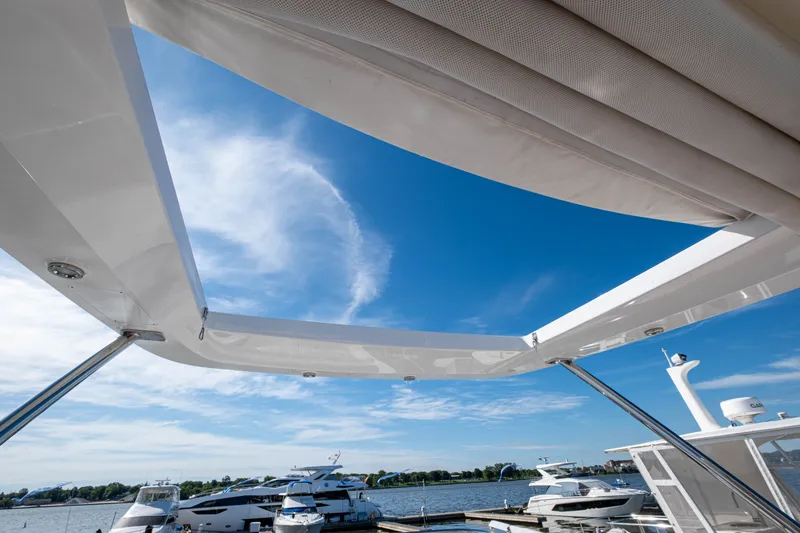 Slide: The Image of Azimut 50 Fly 2018 with sky view and marina. - 31