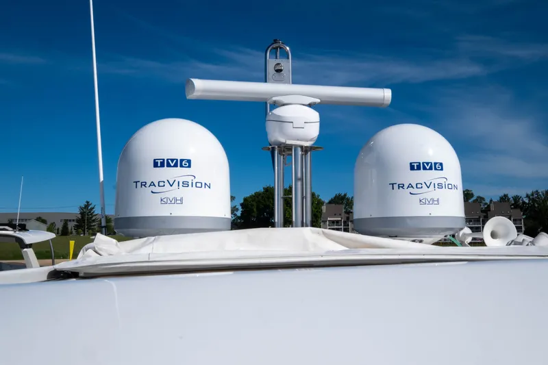 Slide: The Image of Azimut 50 Fly 2018 with TracVision TV6 antennas. - 32