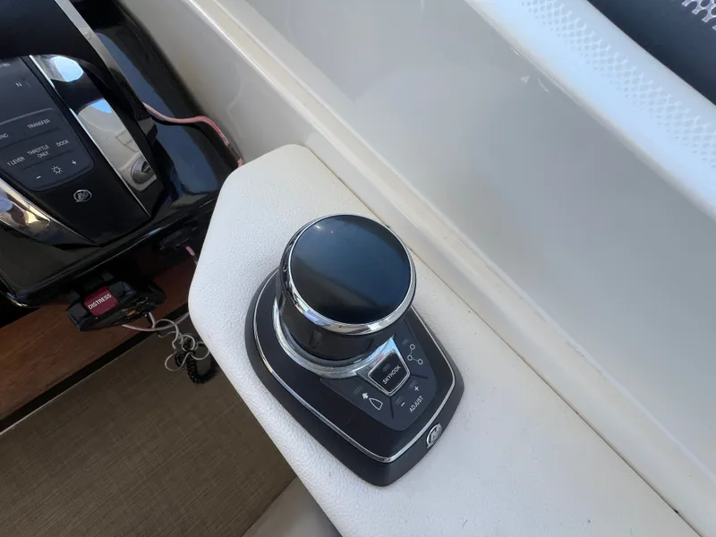 Slide: The Image of Joystick control on Sea Ray Sundancer 350 Coupe 2018. - 24