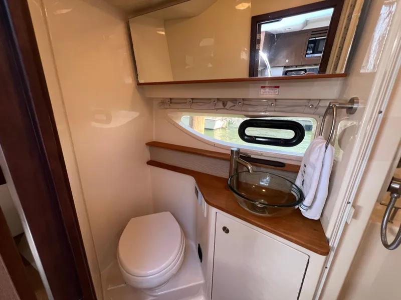Slide: The Image of Interior of 2018 Sea Ray Sundancer 350 Coupe, bathroom view. - 39
