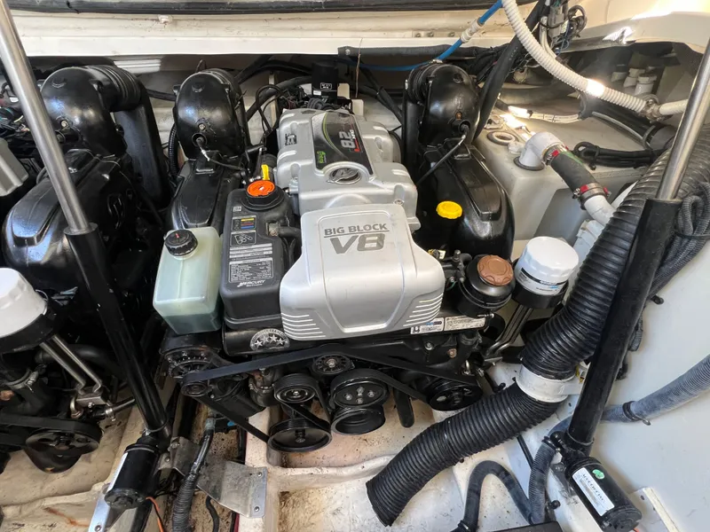 Slide: The Image of Sea Ray Sundancer 350 Coupe 2018 - 59
