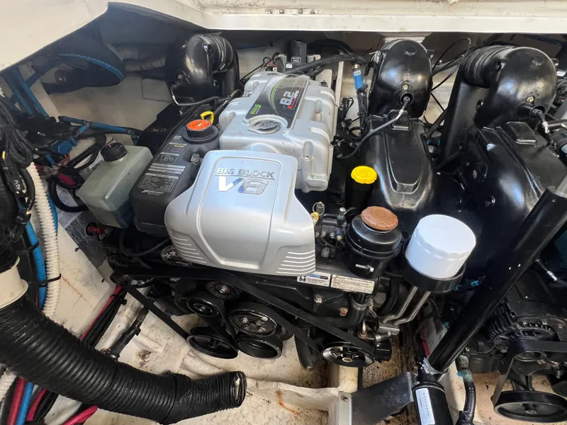 Slide: The Image of Sea Ray Sundancer 350 Coupe 2018 - 60