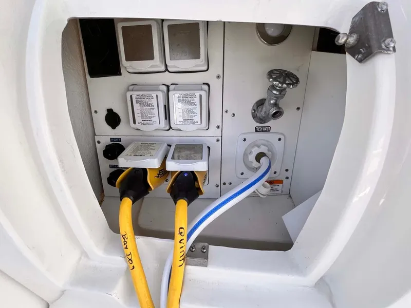 Slide: The Image of Sea Ray Sundancer 350 Coupe 2018 - 72