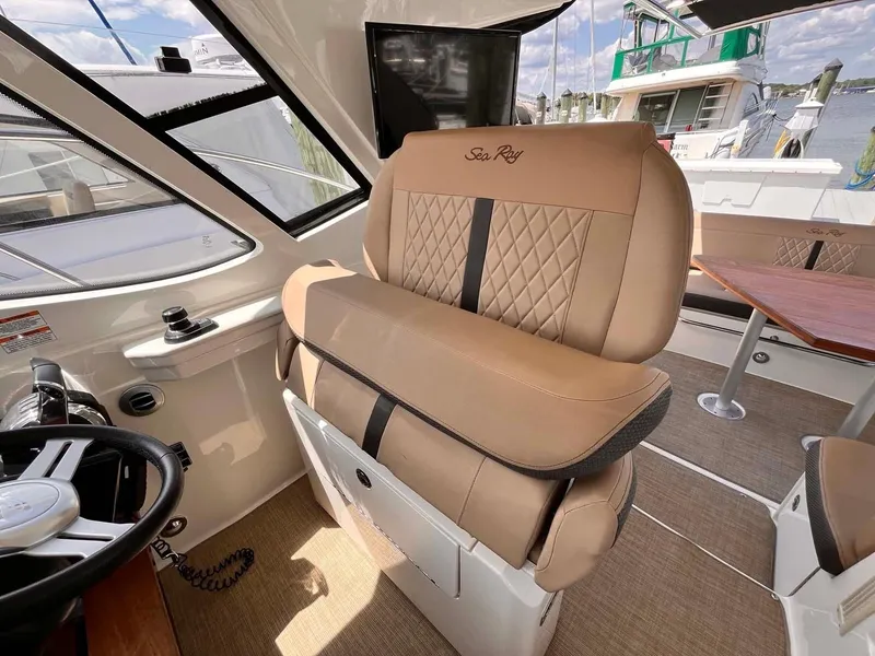Slide: The Image of Sea Ray Sundancer 350 Coupe 2018 - 73