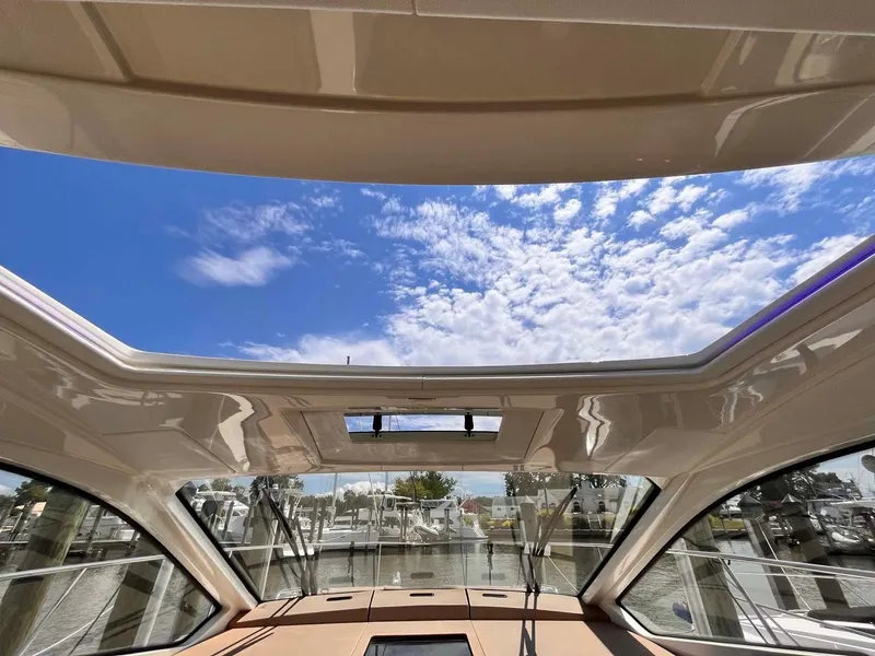 Slide: The Image of Sea Ray Sundancer 350 Coupe 2018 - 80
