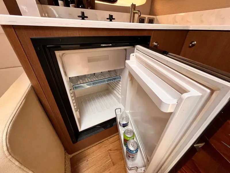 Slide: The Image of Sea Ray Sundancer 350 Coupe 2018 - 81