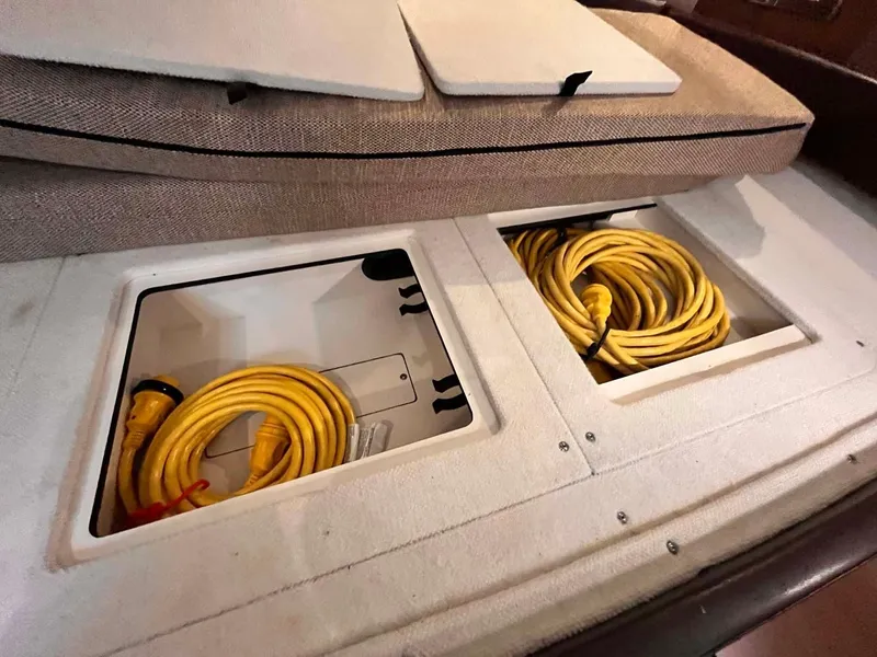 Slide: The Image of Sea Ray Sundancer 350 Coupe 2018 - 82