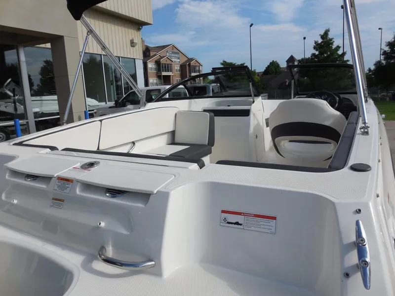 Slide: The Image of Bayliner VR4 2019 - 12