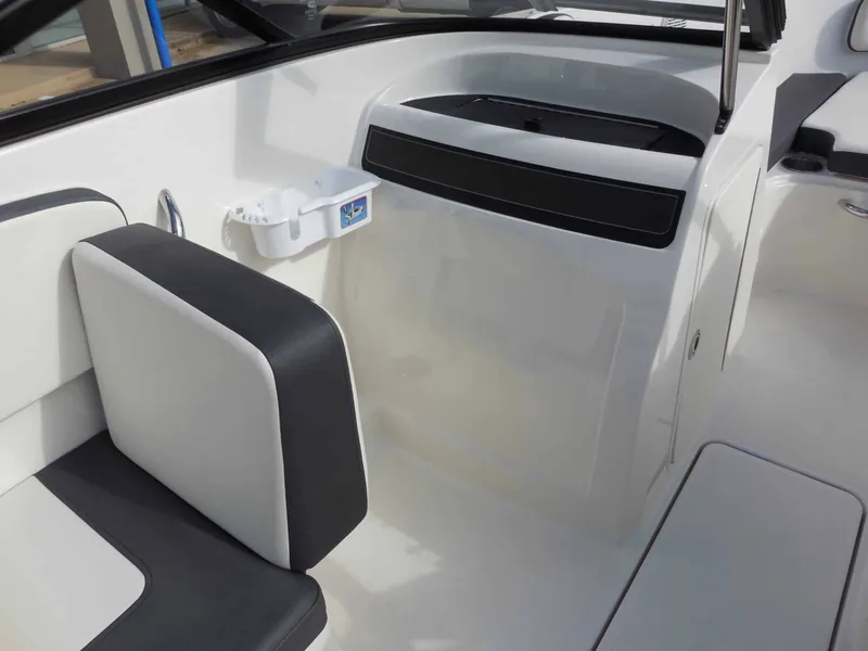 Slide: The Image of Bayliner VR4 2019 - 16