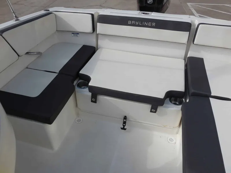 Slide: The Image of Bayliner VR4 2019 - 19