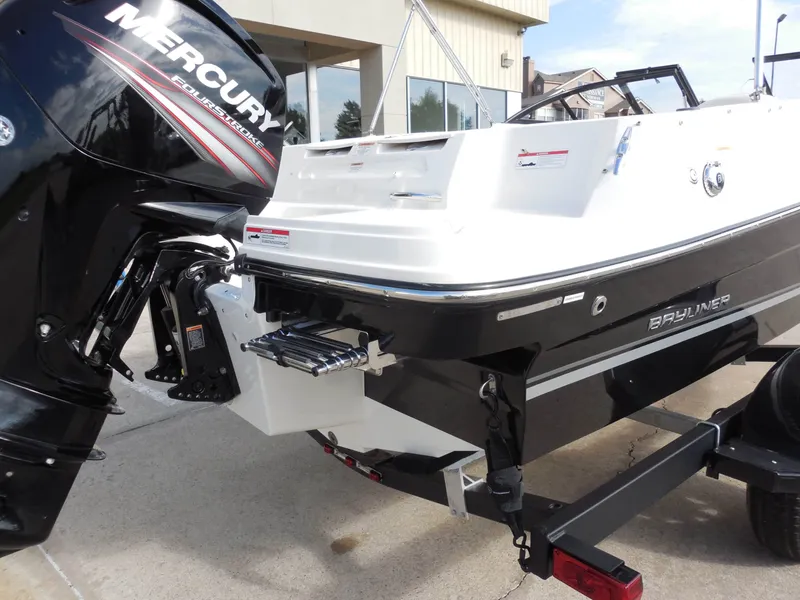 Slide: The Image of Bayliner VR4 2019 - 11