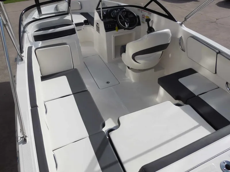 Slide: The Image of Bayliner VR4 2019 - 14