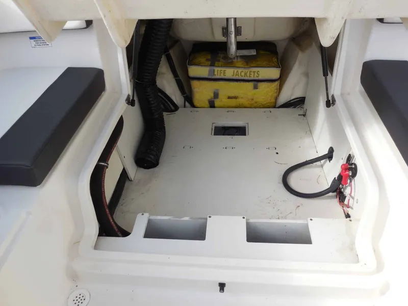 Slide: The Image of Bayliner VR4 2019 - 20