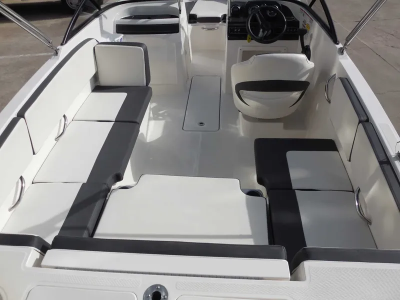 Slide: The Image of Bayliner VR4 2019 - 13