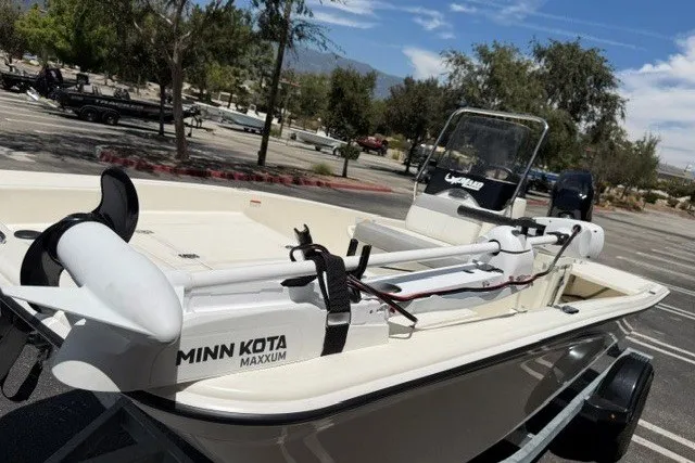 Slide: The Image of 2026 Mako Pro Skiff 15 CC boat with Minn Kota Maxxum trolling motor. - 7