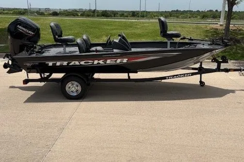 The Image of Tracker Pro Team 175 Crappie Edition 2026 - undefined