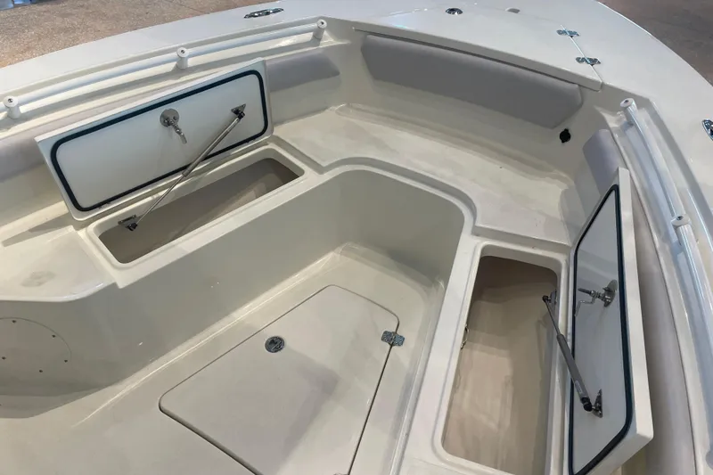 Slide: The Image of Mako 226 Center Console 2026 - 18