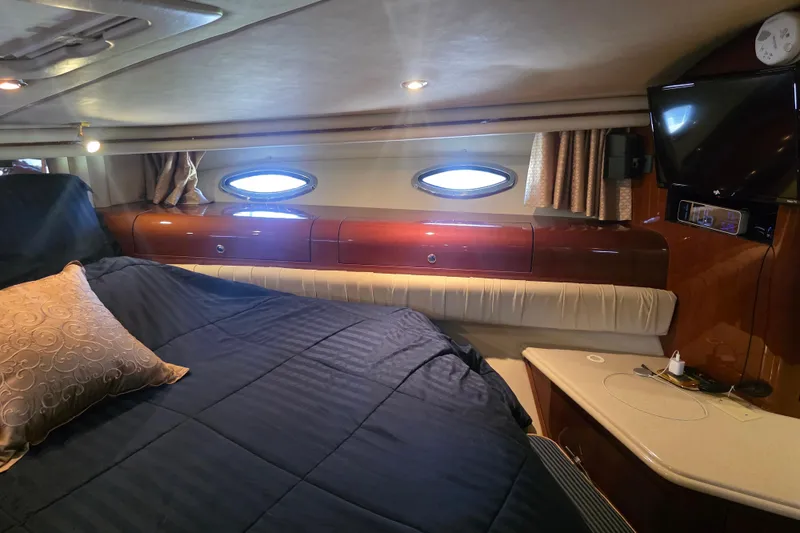 Slide: The Image of Luxurious cabin interior of 2002 Sea Ray 560 Sedan Bridge yacht. - 73