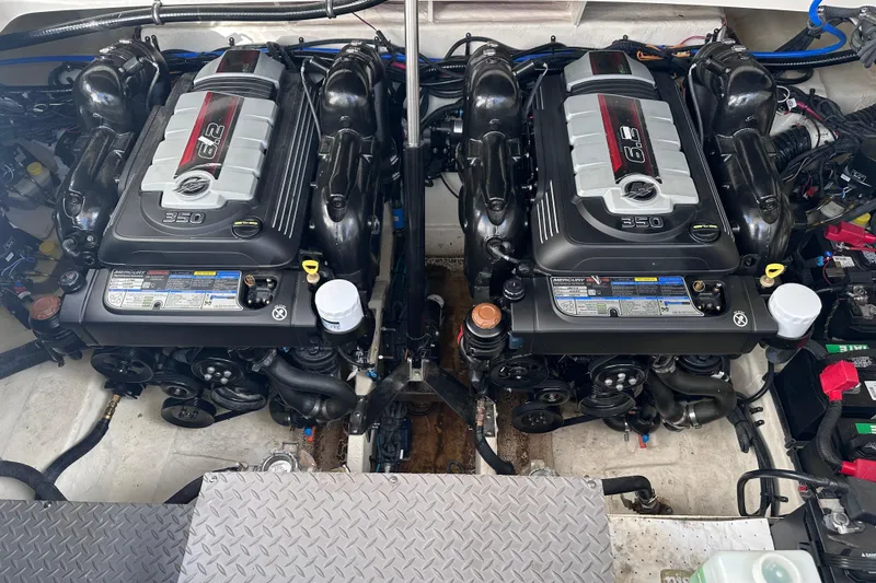 Slide: The Image of Dual engines in 2020 Sea Ray Sundancer 320 Coupe. - 29