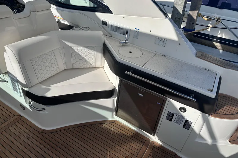 Slide: The Image of Manufacturer Provided Image: Top view of 2020 Sea Ray Sundancer 320 Coupe boat layout. - 39