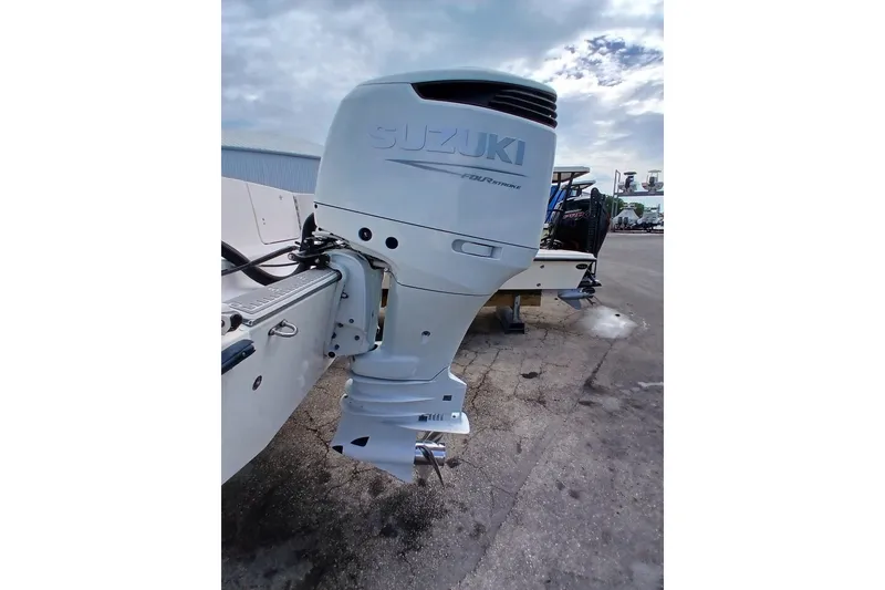 Slide: The Image of Outboard motor on a 1996 Grady-White Advance 247 boat, featuring Suzuki branding. - 27