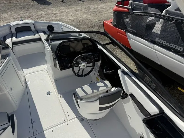 Slide: The Image of Yamaha 195S 2026 - 15