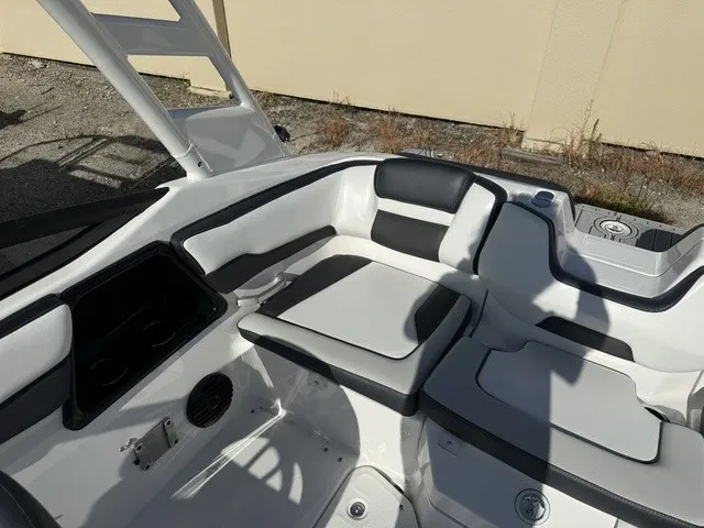 Slide: The Image of Yamaha 195S 2026 - 31