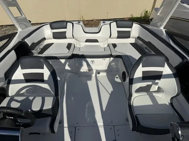 Slide: The Image of Yamaha 195S 2026 - 28