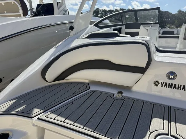 Slide: The Image of Yamaha 195S 2026 - 12