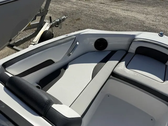 Slide: The Image of Yamaha 195S 2026 - 26