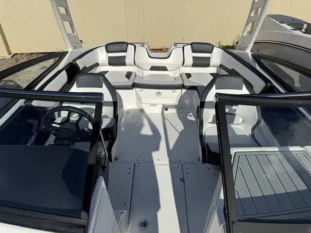 Slide: The Image of Yamaha 195S 2026 - 27