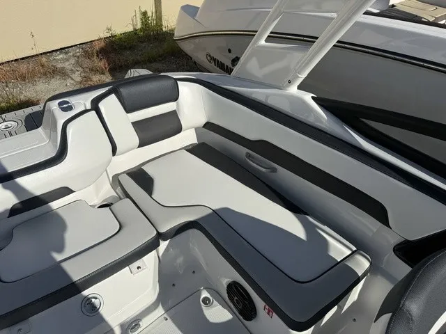 Slide: The Image of Yamaha 195S 2026 - 30