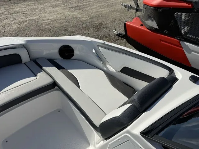 Slide: The Image of Yamaha 195S 2026 - 25